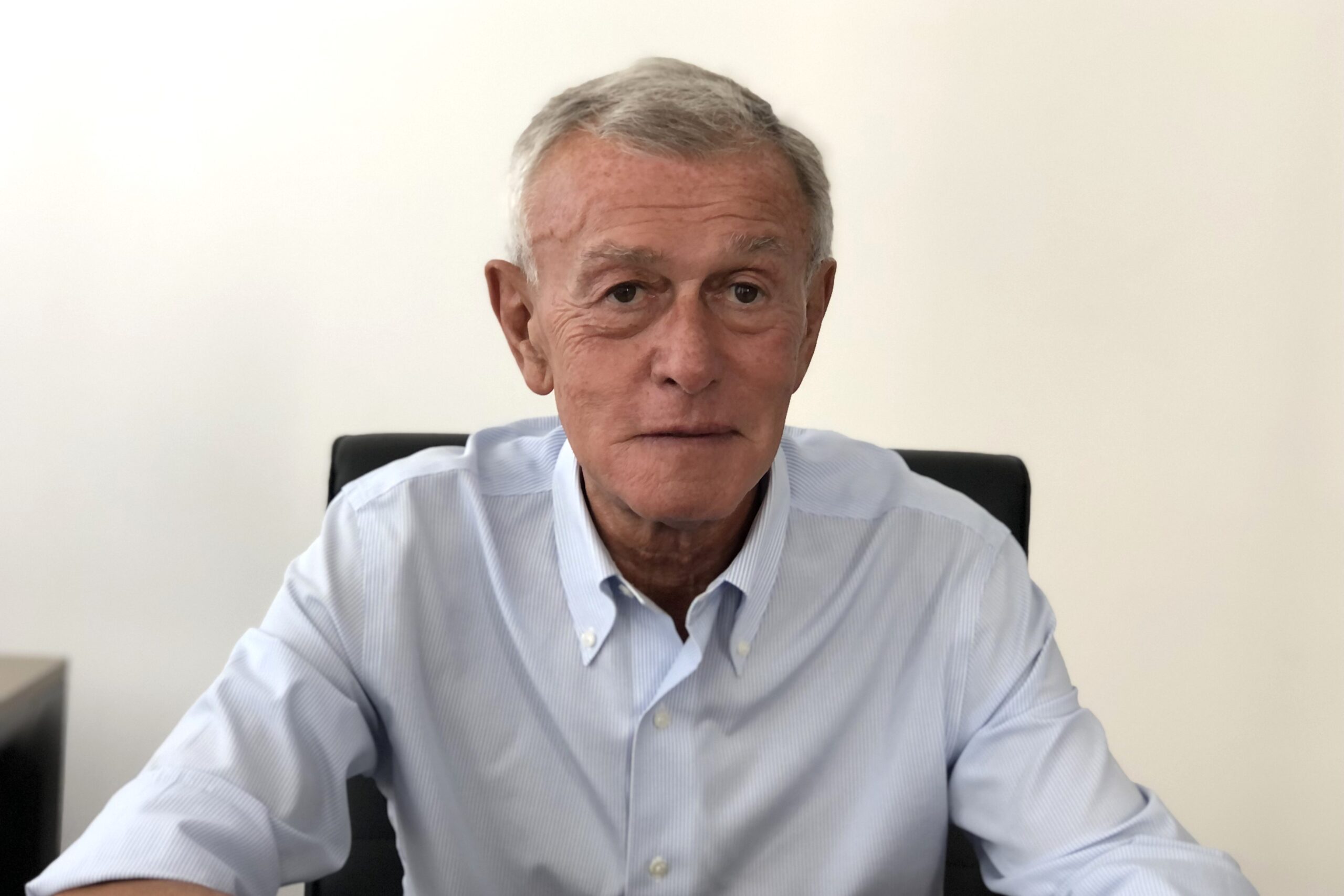 Rifiuti tessili: ogni anno 12 kg di vestiti scartati, fondamentale allungare la vita di abiti e calzature