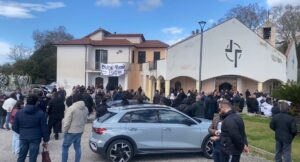 Il dolore silenzioso di Capaccio Paestum: questa mattina l’ultimo saluto a Michele Pirozzi