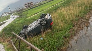 Incidente a Sassano, auto si ribalta vicino al torrente Zia Francesca