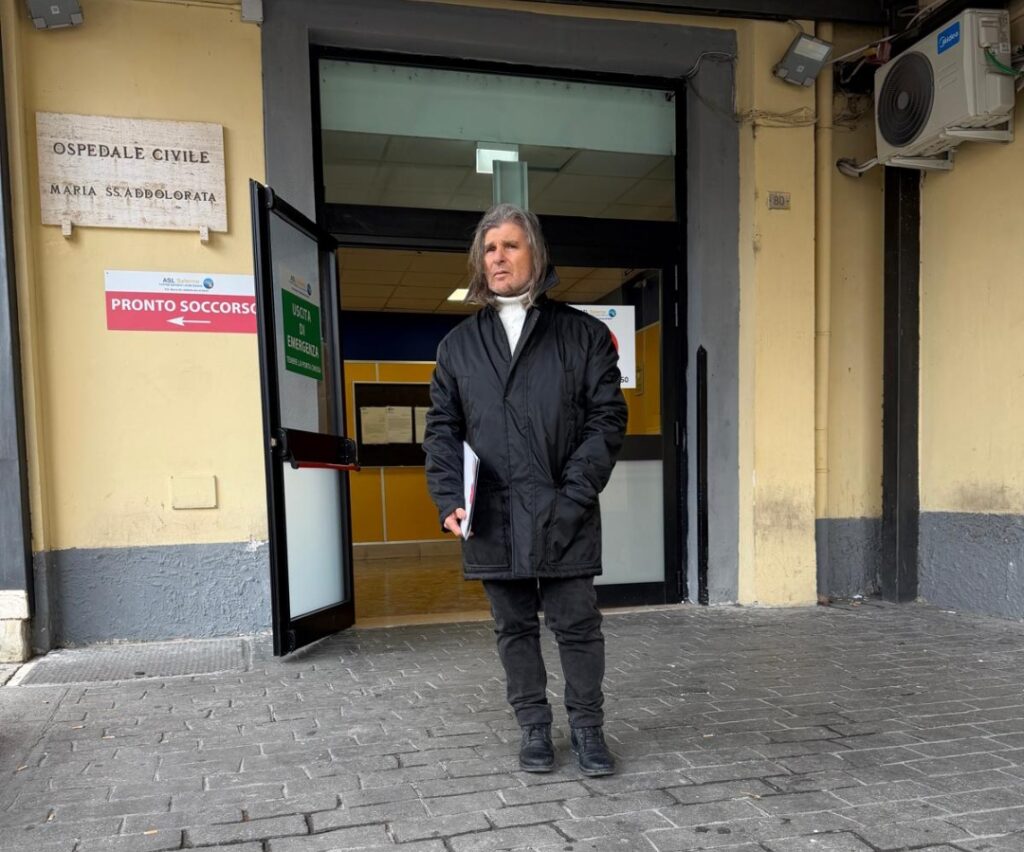Fernando Mangone dimesso dall’ospedale: il pittore torna a casa dopo giorni di apprensione