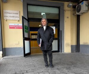 Fernando Mangone dimesso dall’ospedale: il pittore torna a casa dopo giorni di apprensione