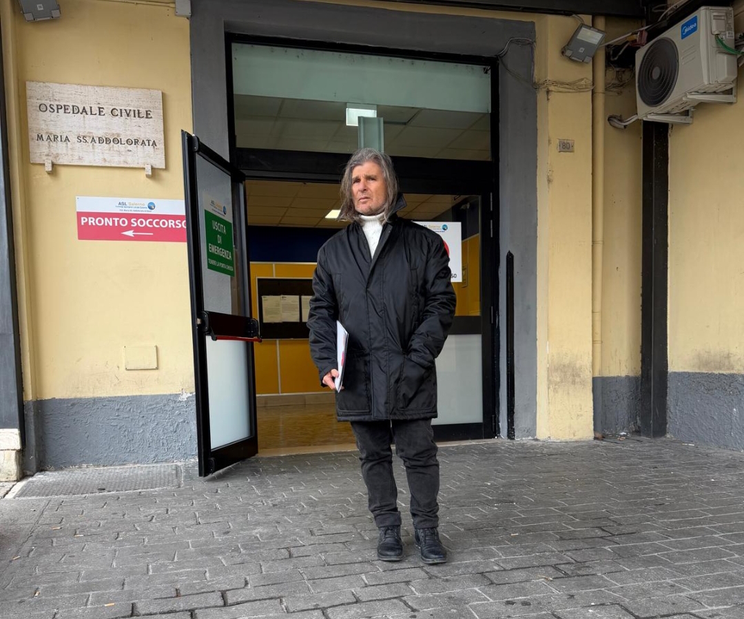 Fernando Mangone dimesso dall’ospedale: il pittore torna a casa dopo giorni di apprensione