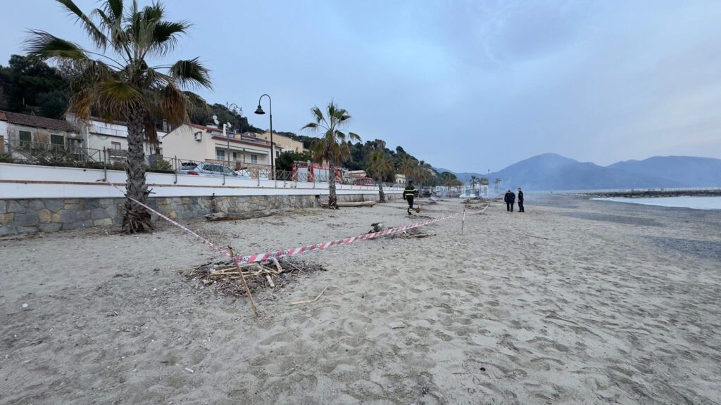 Rifiuti e incendio sulla spiaggia di Capitello, sequestrata area demaniale