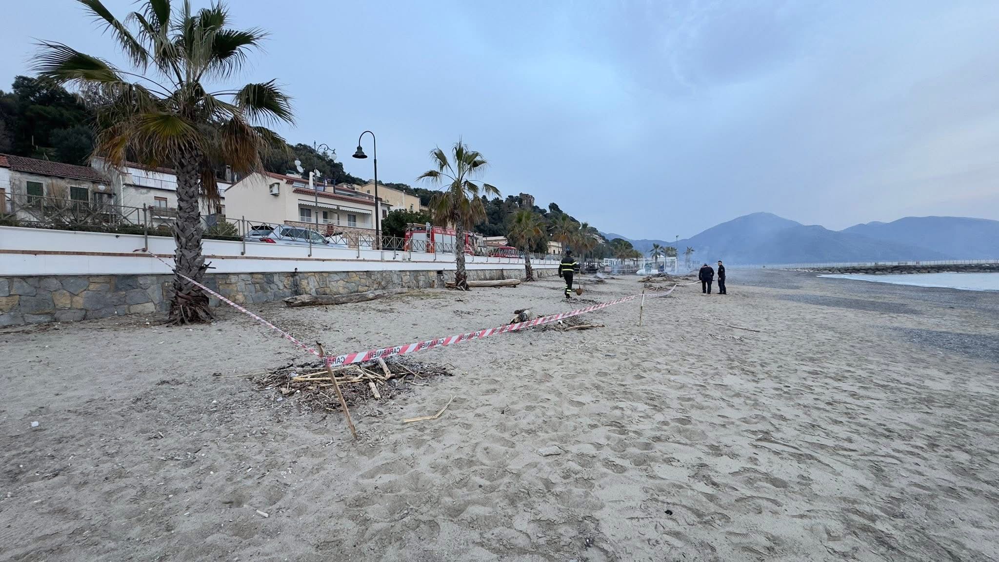 Rifiuti e incendio sulla spiaggia di Capitello, sequestrata area demaniale
