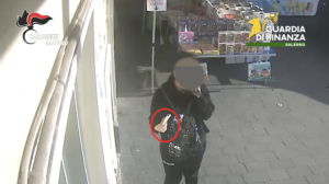 Frodi informatiche e riciclaggio, sequestri in diverse province: indagate 68 persone