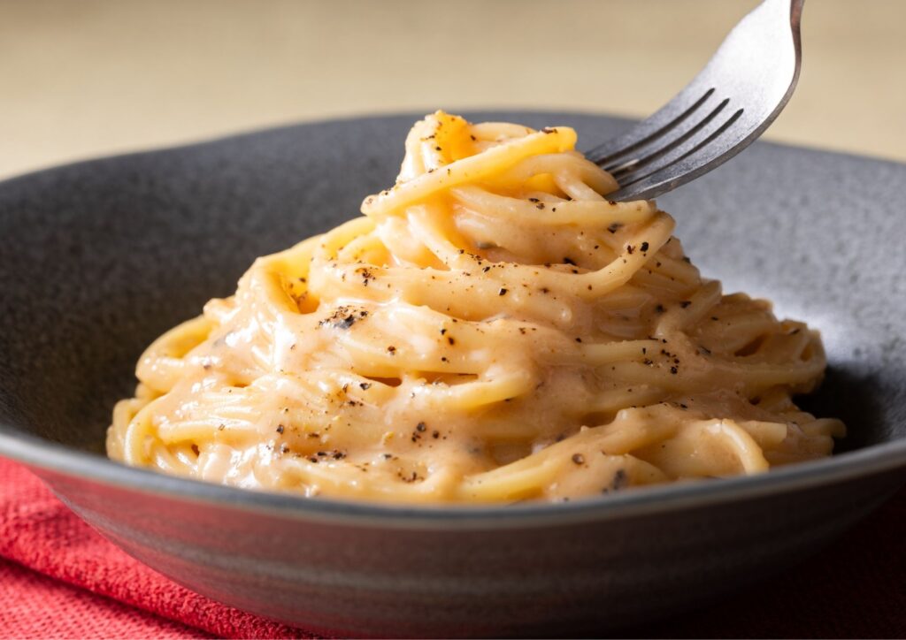 Cacio e pepe, il re dei primi romani: la ricetta tradizionale con una variante creativa e fresca