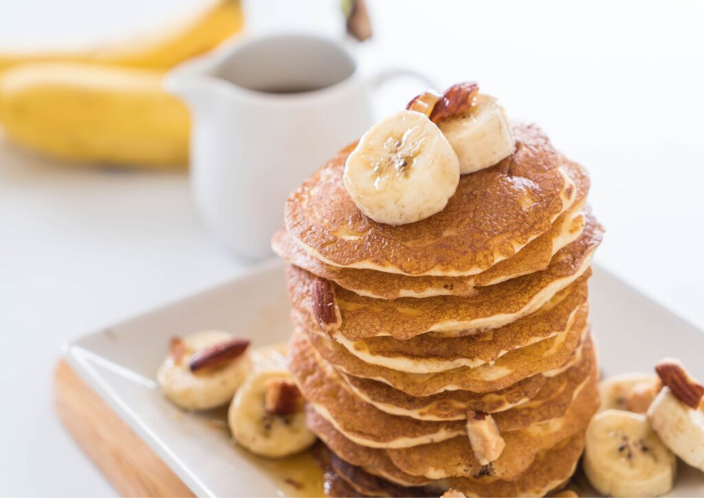 Colazione salutare: pancake integrali con banane e noci, energia e gusto per iniziare la giornata