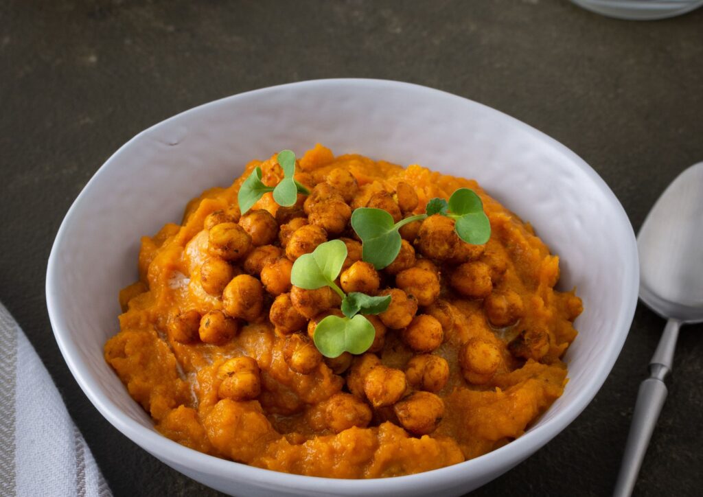 Crema di zucca con ceci croccanti, comfort food sano e gustoso