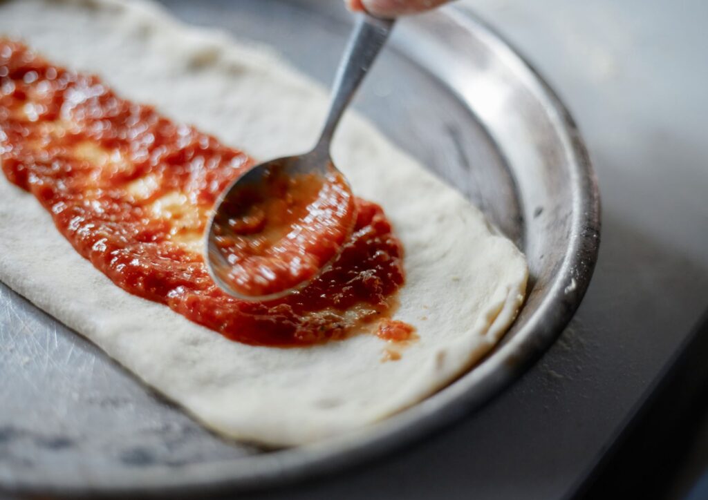 Dalla napoletana al “canotto”, fino alla pala: viaggio tra tutte le tipologie di pizza