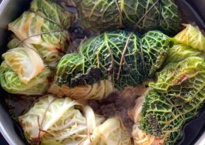 Involtini di cavolo verza ripieno: la ricetta tradizionale che profuma di cucina di casa