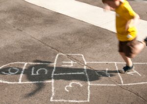 Cinque giochi del passato da tramandare ai figli per stare all’aria aperta