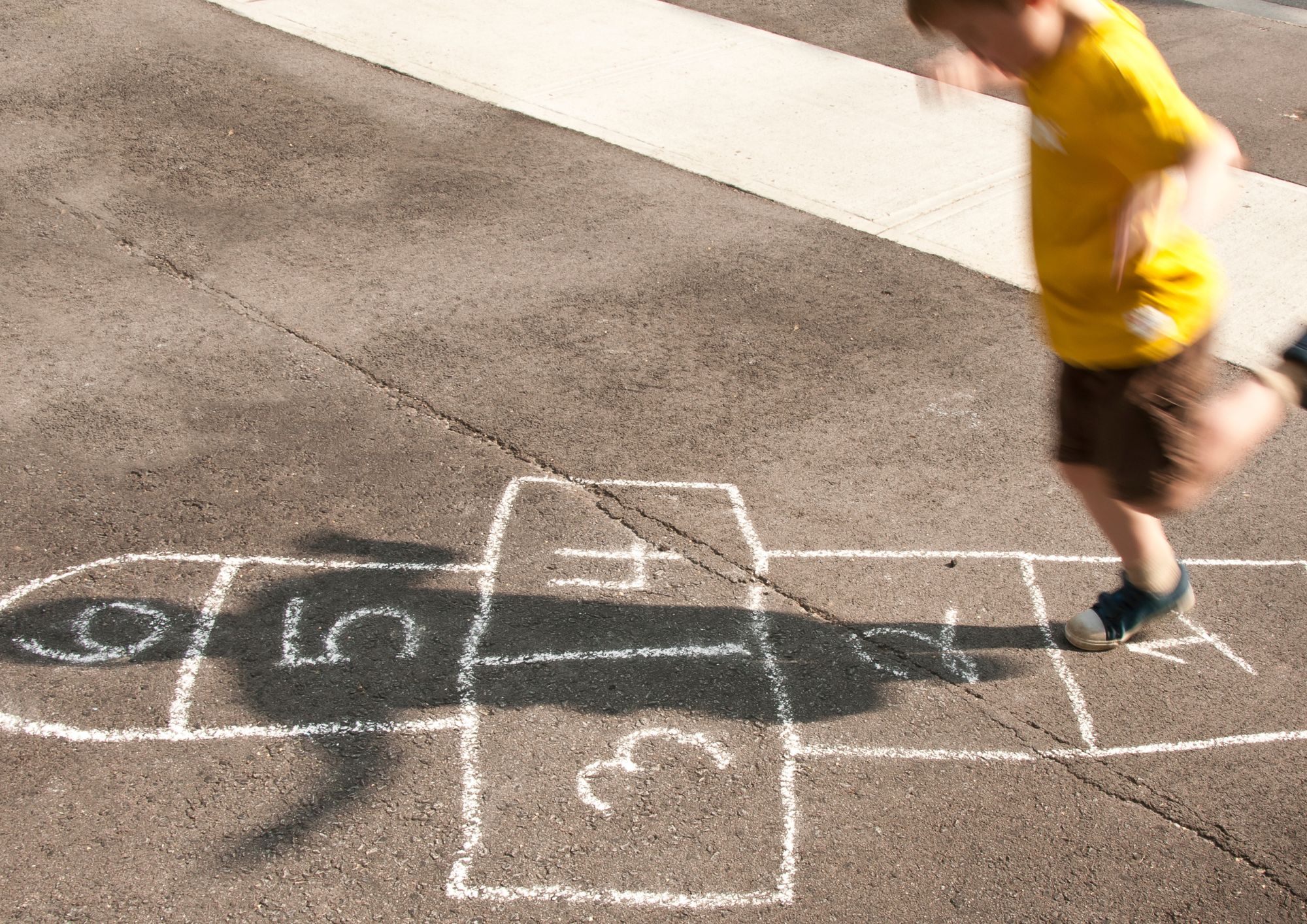 Cinque giochi del passato da tramandare ai figli per stare all’aria aperta