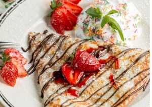 Cinque idee golose per reinventare le crêpes dolci: dalla classica al cioccolato fondente e fragole