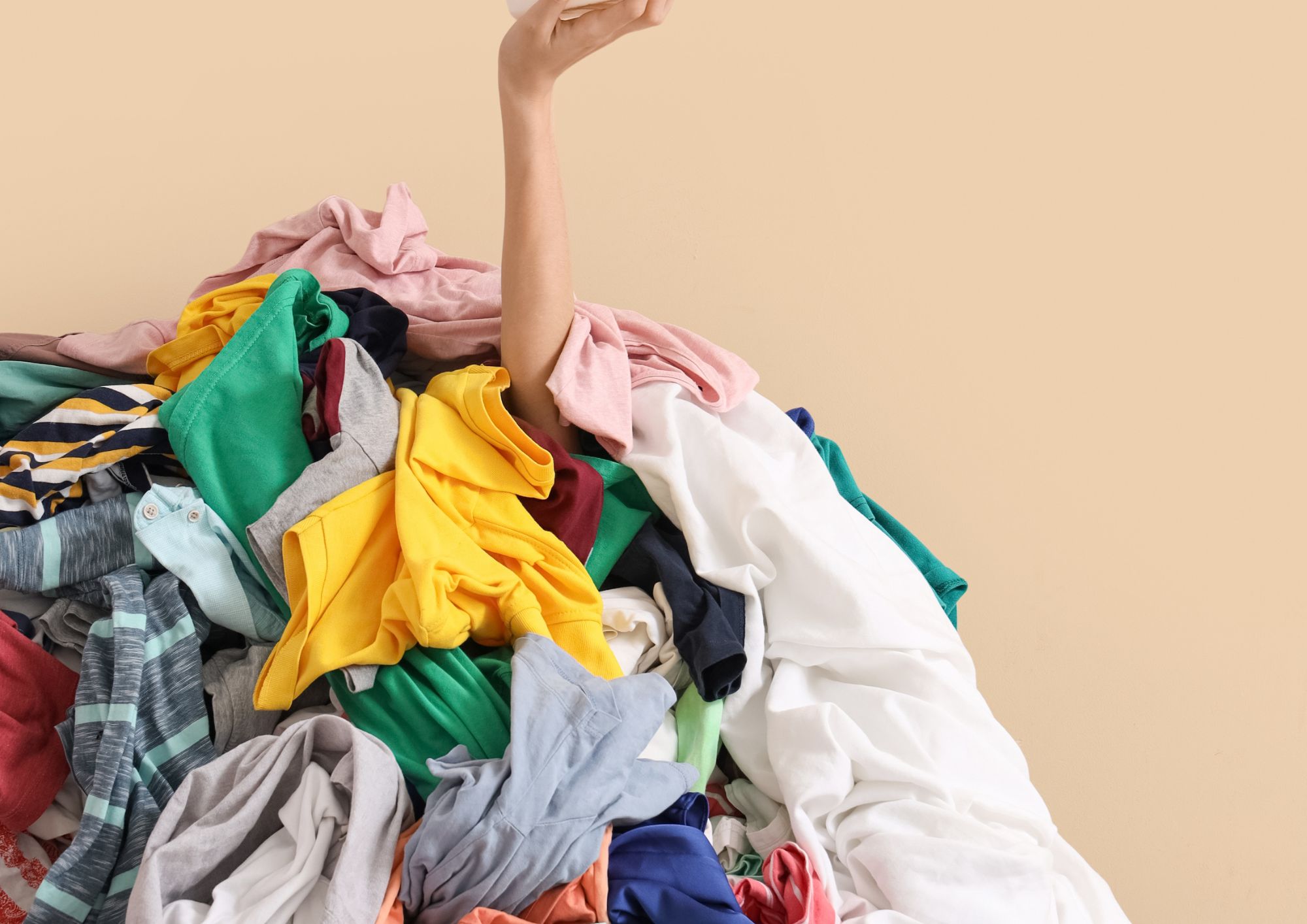 Rifiuti tessili, raccolta in crescita ma filiera fragile: il dossier di Legambiente Campania accende i riflettori su criticità e sfide