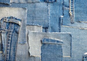 Jeans che non usi più: come riutilizzarli e dare nuova vita a un capo simbolo della moda (aiutando l’ambiente)