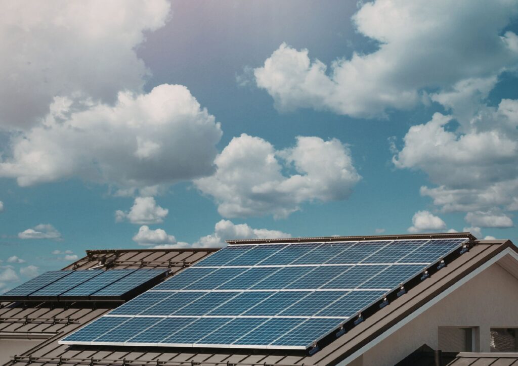 Pannelli solari, come funzionano, quanto costano e come installarli: la guida per famiglie e imprese