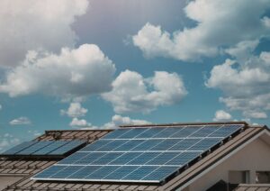 Pannelli solari, come funzionano, quanto costano e come installarli: la guida per famiglie e imprese