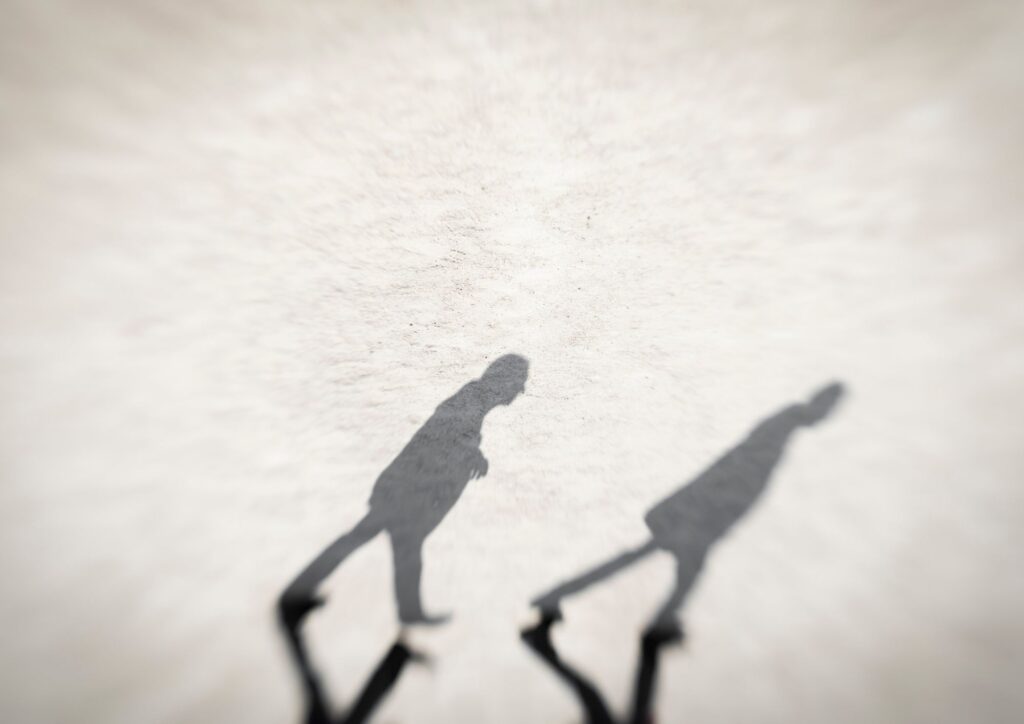 Una persona mi segue spesso pur non importunandomi, ma sono preoccupata. Cosa posso fare?