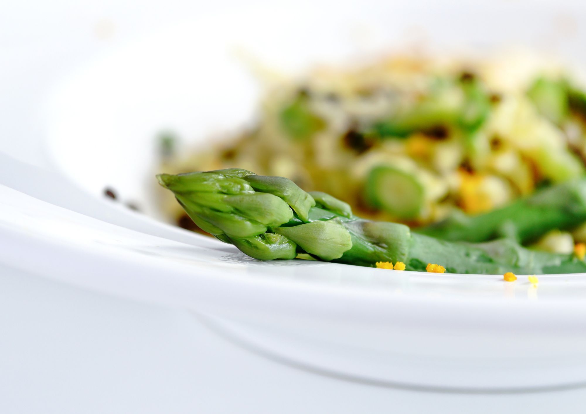 Risotto agli asparagi, il sapore della primavera: la ricetta tra tradizione e varianti allo zafferano