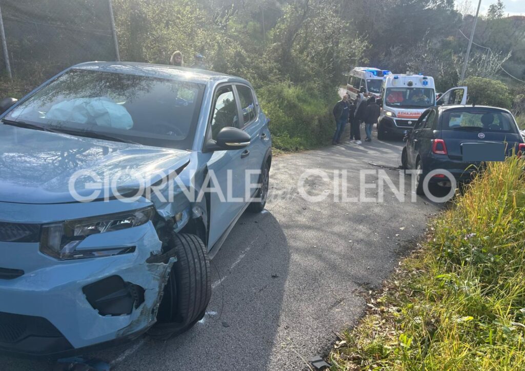 Castellabate, scontro tra Citroën C3 e Fiat 500: due feriti lievi trasportati in ospedale