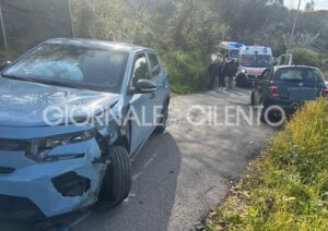 Castellabate, scontro tra Citroën C3 e Fiat 500: due feriti lievi trasportati in ospedale