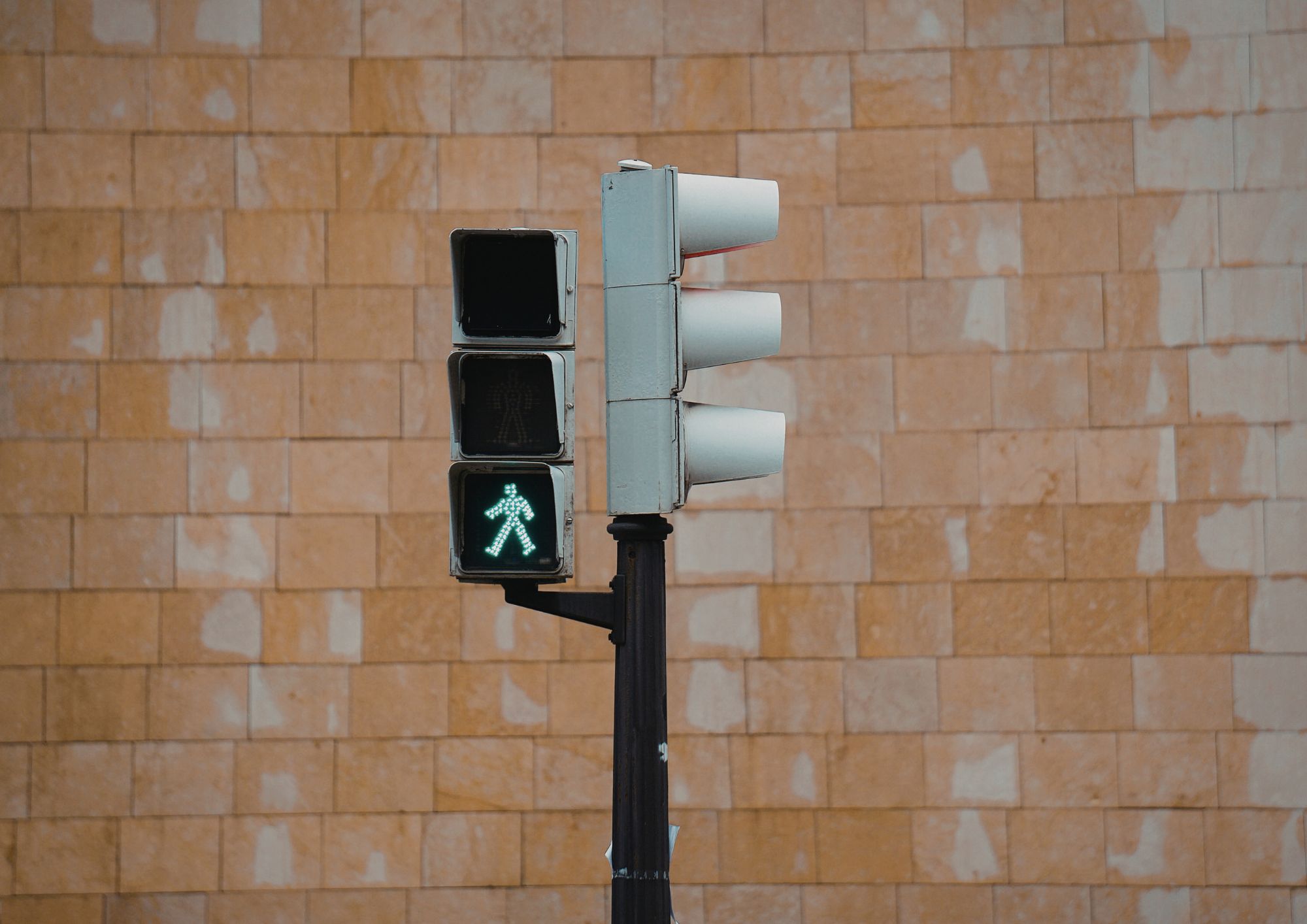 Codice della Strada, le 5 regole più curiose (ma reali) che non tutti conoscono