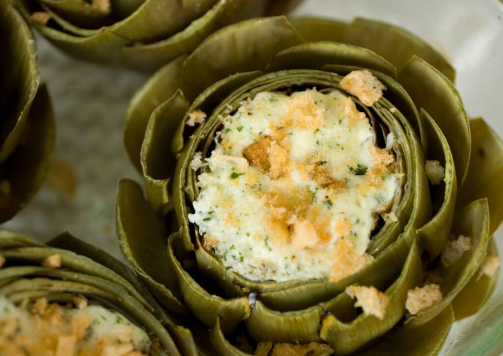 Quando la primavera arriva nel piatto: i carciofi ripieni alla vecchia maniera