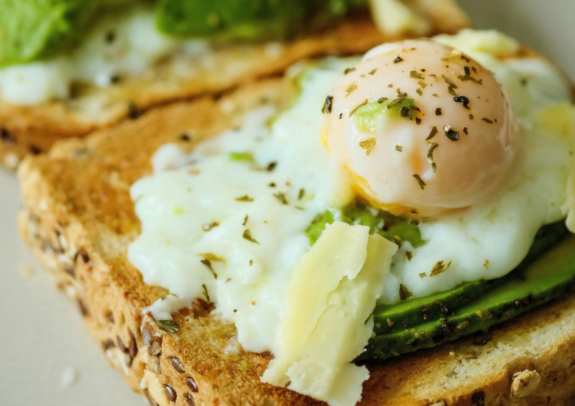 Pranzo fit: pane, uova, avocado e grana, la ricetta veloce ed equilibrata