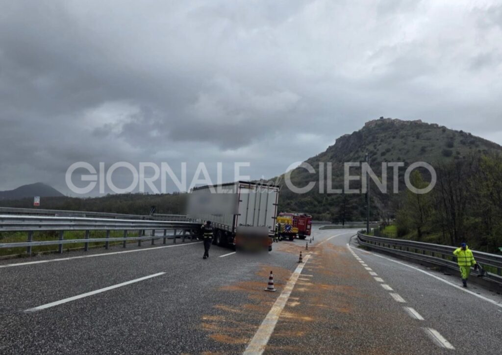 Paura sull’A2 del Mediterraneo, camion fuori controllo tra Sicignano e Petina