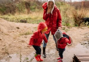 Non basta ai bambini cogliere le more nel bosco per crescere come la società moderna si aspetta