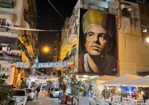 Napoli a cielo aperto: i murales che trasformano la città in un museo urbano tra Quartieri Spagnoli, Forcella e periferie
