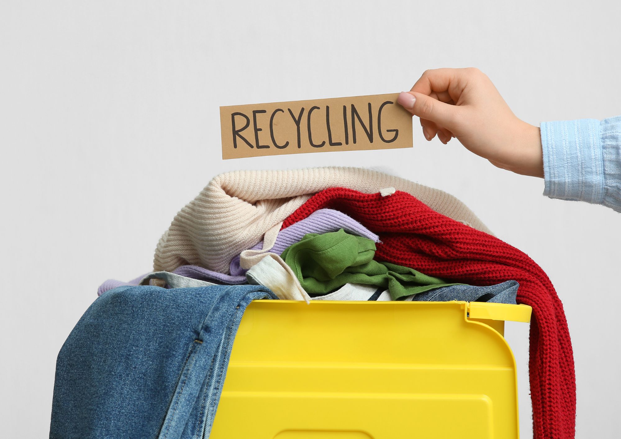 Moda sostenibile: cosa succede ai vestiti che buttiamo e perché non dovremmo farlo