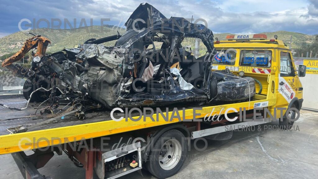 Tragedia Montecorice, recuperata l’auto: si cercano i cellulari dei ragazzi