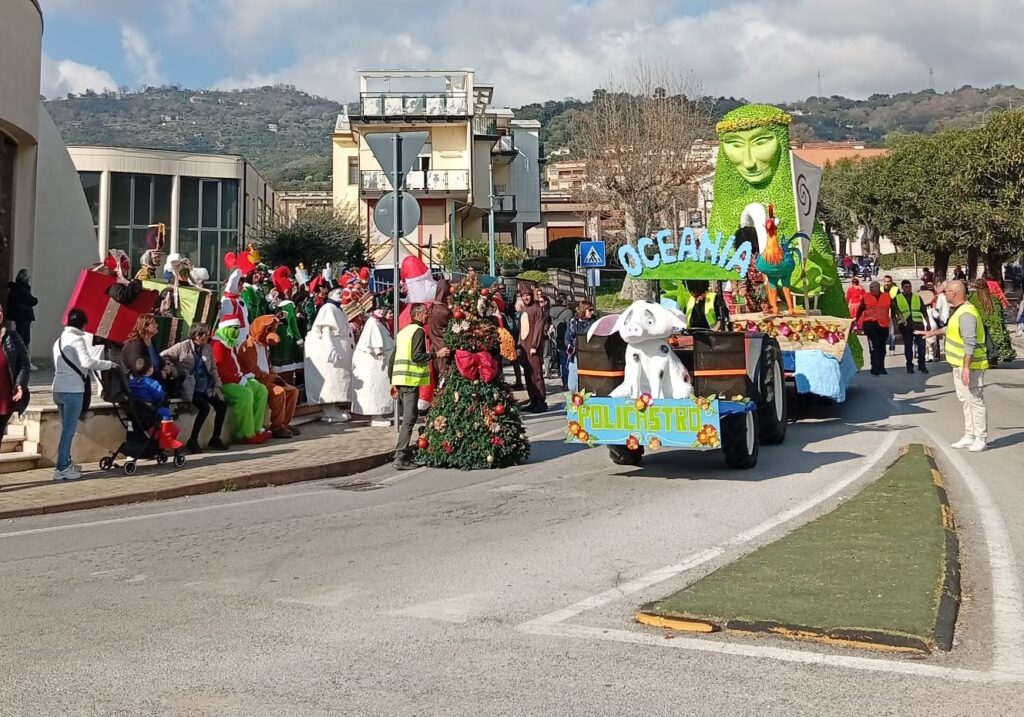 Sapri, il Carnevale del Golfo è un trionfo di folla e colori: vince il carro ‘Oceano’