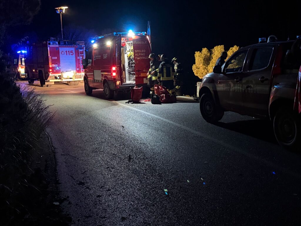 Cilento, auto sfonda guardrail e precipita in mare: conducente disperso