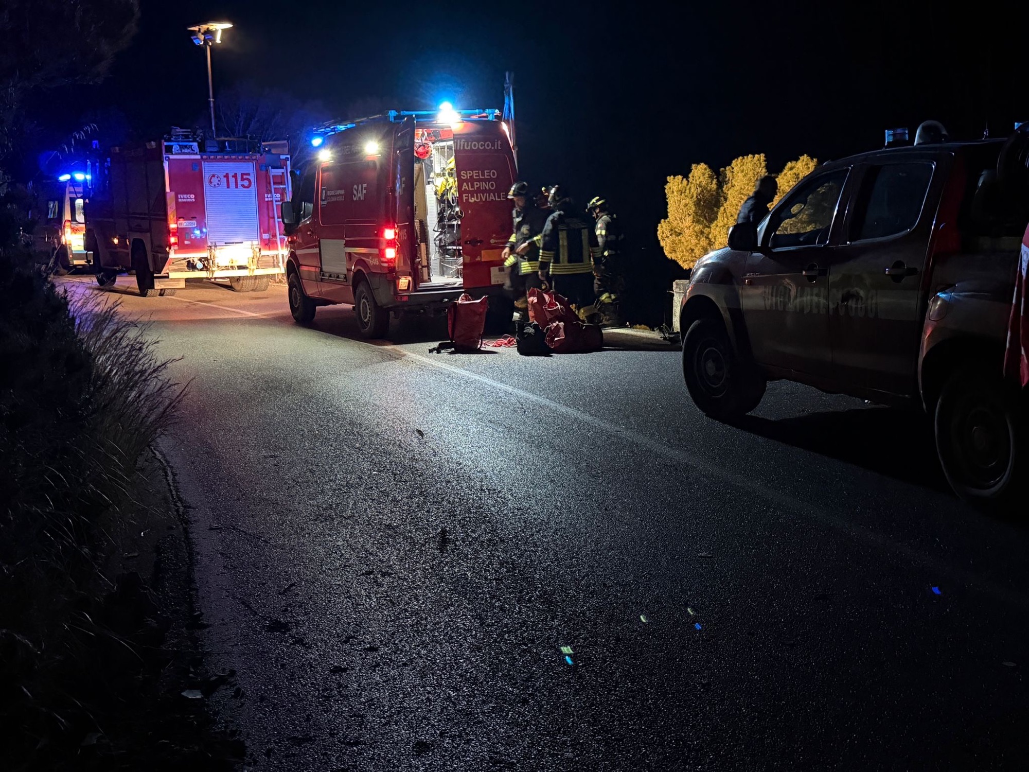 Cilento, auto sfonda guardrail e precipita in mare: conducente disperso