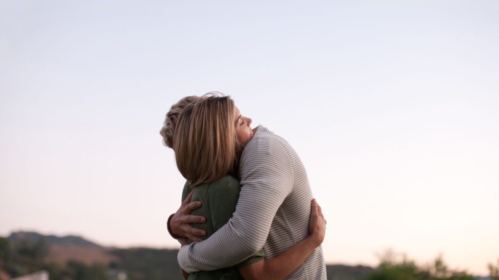 Ho incontrato una vecchia amica e di slancio l’ho abbracciata: scherzando ha detto che poteva denunciarmi. Ma è vero?