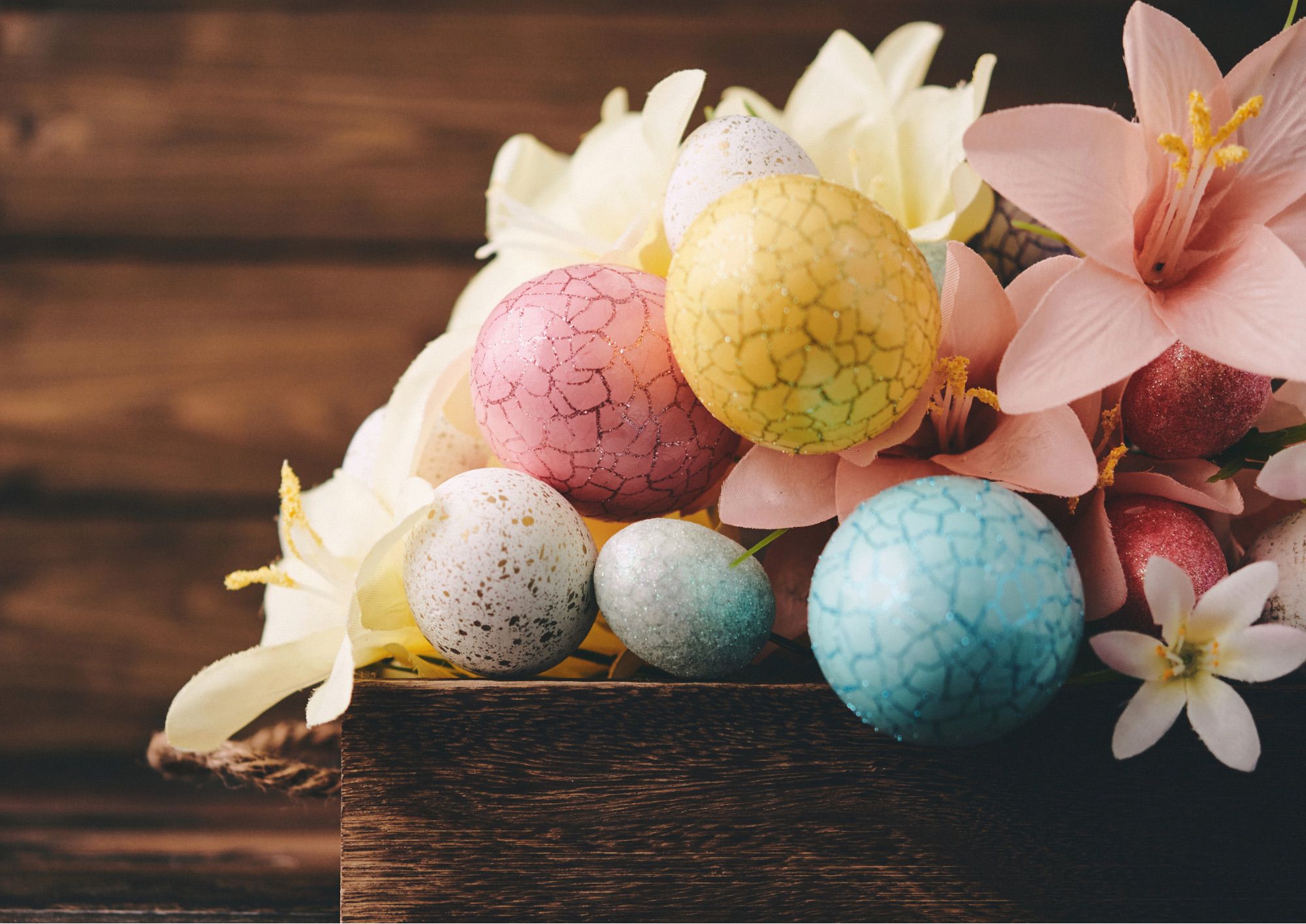 Centro tavola di Pasqua: come creare una composizione decorativa tra fiori, simboli primaverili e armonia cromatica