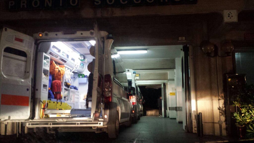 Salerno, 17enne ferito con un coltello in centro: indagini in corso