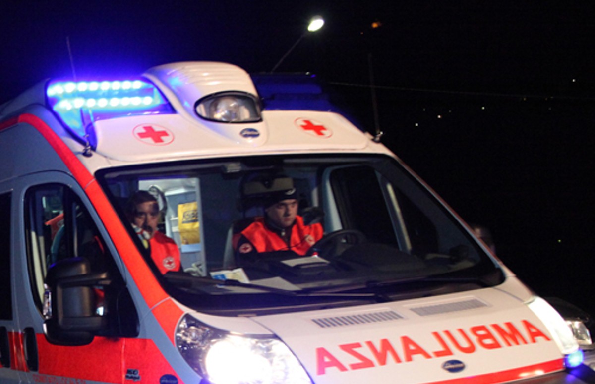 Eboli, ciclista investito mentre rientra dal lavoro: automobilista si allontana senza fermarsi