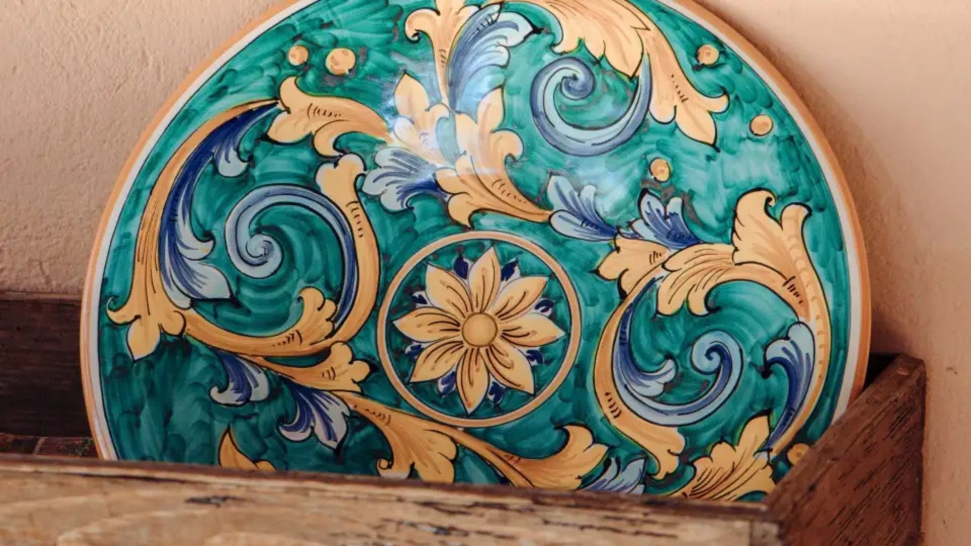 I colori del Mediterraneo: la storia senza tempo della ceramica vietrese