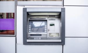 La truffa dello scontrino al bancomat è virale: in cosa consiste e come evitarla