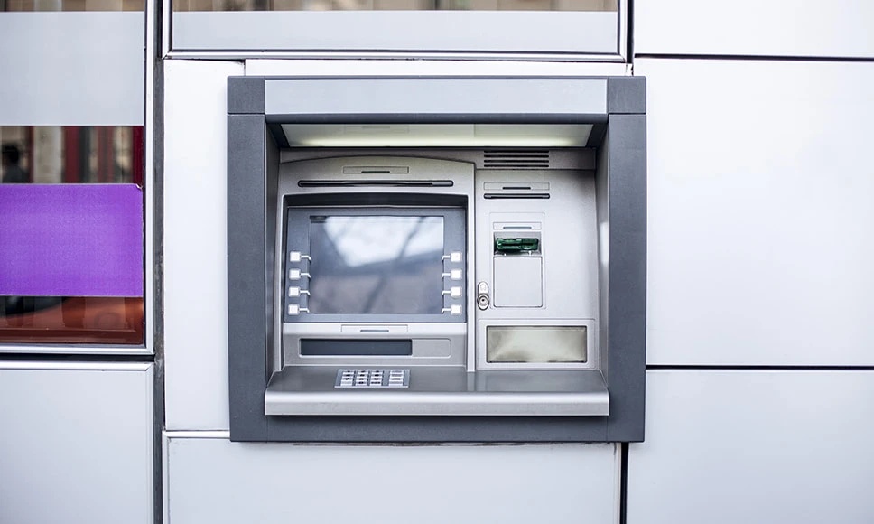 La truffa dello scontrino al bancomat è virale: in cosa consiste e come evitarla