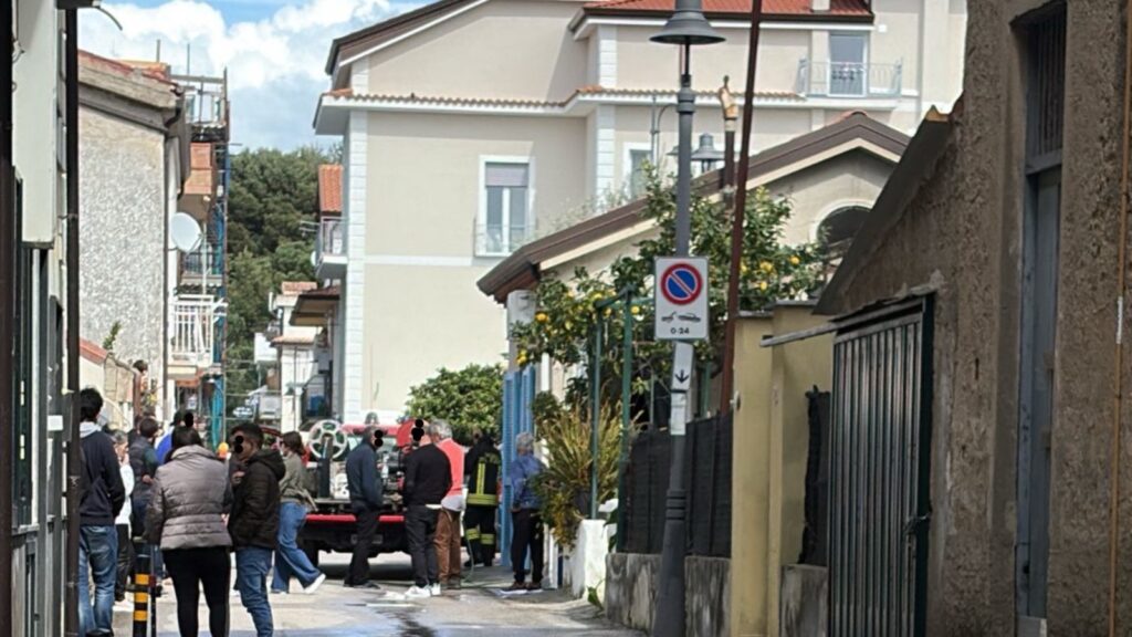 Paura a Castellabate, incendio in un appartamento: corto circuito da un frigorifero