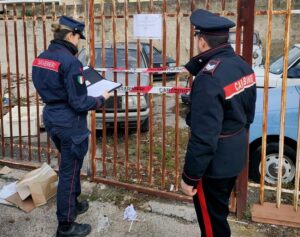 Discarica abusiva con 50 auto abbandonate scoperta a Montecorvino Pugliano