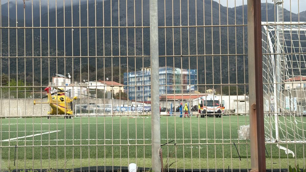 Tortorella, cade mentre raccoglie asparagi: 70enne trasferito al Cardarelli di Napoli