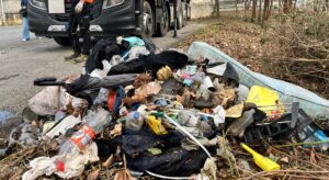 Camion con rifiuti abbandonato, istituzioni al lavoro a Pontecagnano Faiano