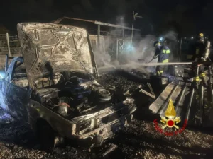 Incendio a Pontecagnano: casetta su ruote e furgone distrutti dalle fiamme