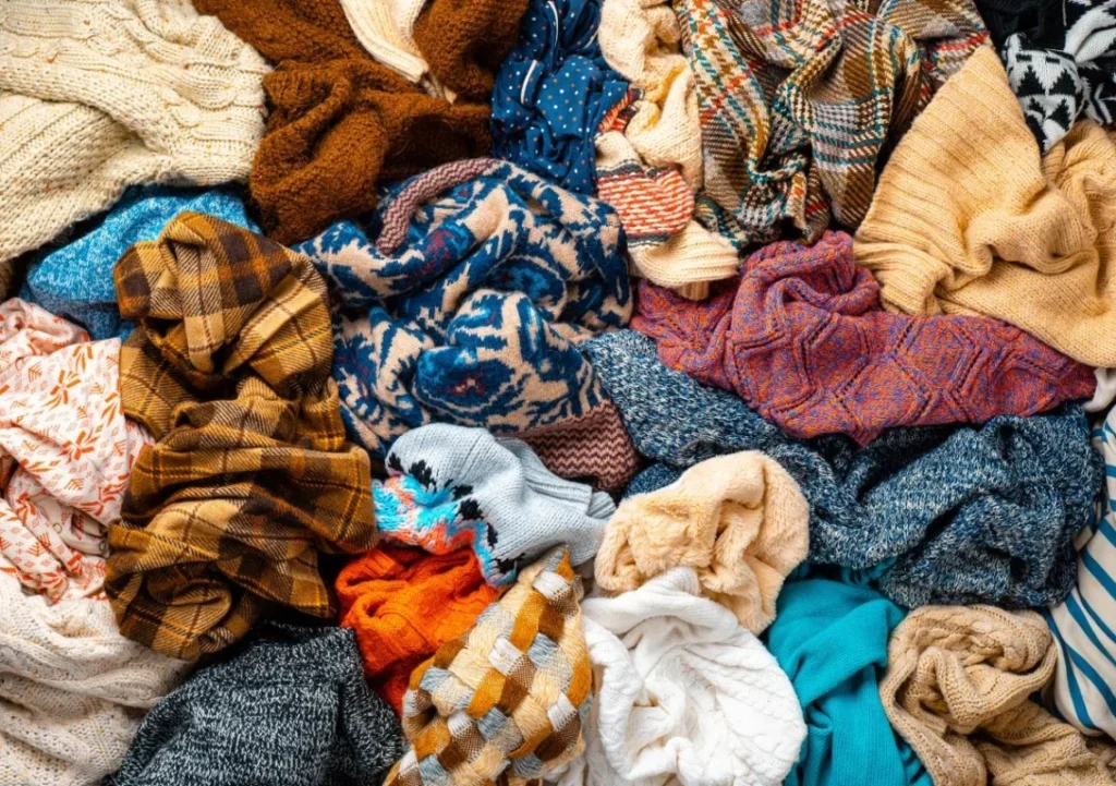 Rifiuti tessili in Campania: un balzo del +54,1% nella raccolta, ma restano sfide e pericoli