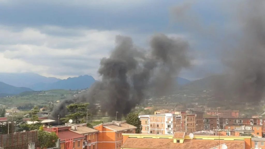 Incendio a Pontecagnano: due silos in fiamme in una fabbrica dismessa
